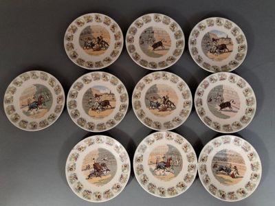 six assiettes ornées d'une image représentant une calèche