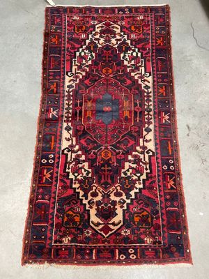 un tapis rouge et noir orné d'un médaillon