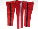un pantalon rouge à rayures noires et argentées