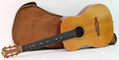 COUESNON à MIRECOURT Guitare sèche en bois, étiquette (griff…