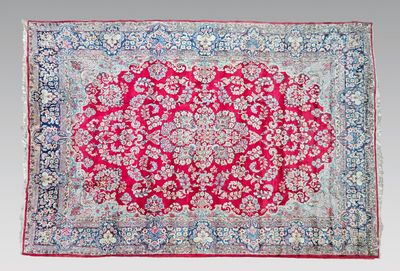 un tapis rouge et bleu à motifs de médaillons