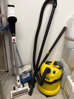 un aspirateur jaune et noir et un aspirateur bleu et blanc