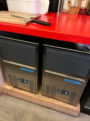un comptoir rouge surmonté de deux bacs
