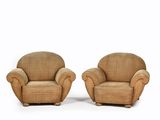 paire de fauteuils rembourrés beiges, avec accoudoirs et pieds