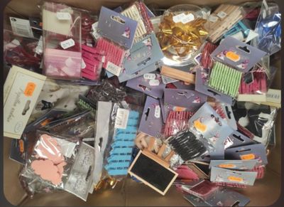une boîte pleine d'objets assortis qui se trouvent dans la boîte
