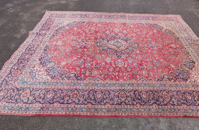 Tapis Persan En laine et soie à décor floral sur fond rouge