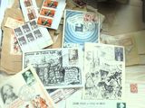 une pile de vieilles cartes postales et de timbres posée sur une table