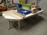 une table sur laquelle se trouvent plusieurs boîtes