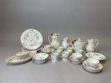 de nombreux types de plats et de tasses sur la table
