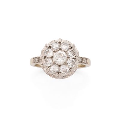 une bague en or blanc sertie de diamants en grappe