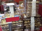 une table recouverte d'une nappe rouge, sur laquelle est posée une pile de couverts