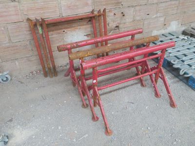 une pile de chaises rouges posées devant un mur de briques