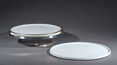 une assiette blanche et une assiette en argent posées sur une table