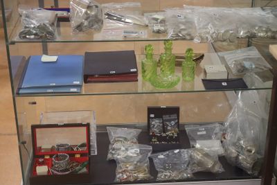 une vitrine en verre contenant divers objets