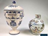 deux vases posés l'un à côté de l'autre sur une table