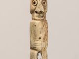 une image représentant une sculpture en pierre représentant un totem