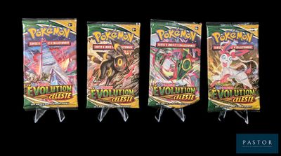 trois paquets de cartes à collectionner Pokémon empilés les uns sur les autres