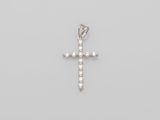 pendentif en forme de croix en diamant sur fond blanc