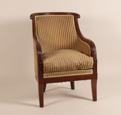 une chaise rayée marron et blanche avec une structure en bois