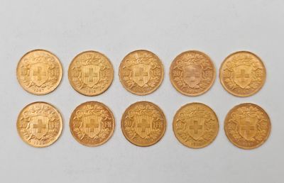 gros plan d'un paquet de pièces d'or sur une surface blanche