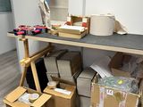 de nombreuses boîtes, les unes à côté des autres, posées sur une table dans une pièce