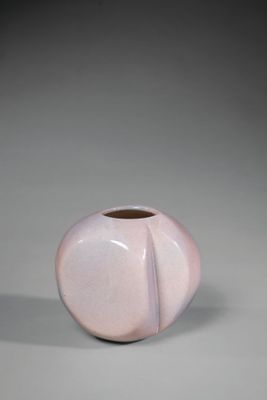 vase violet orné d'un motif sinueux sur l'extérieur