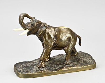 statue d'un éléphant aux défenses posée sur un rocher, sur fond blanc