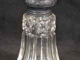un ensemble de sel et de poivre en verre sur fond noir