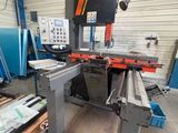 l'image d'une machine installée dans un entrepôt