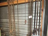beaucoup d'outils accrochés au mur du garage