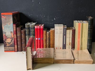 un grand nombre de livres posés sur une table