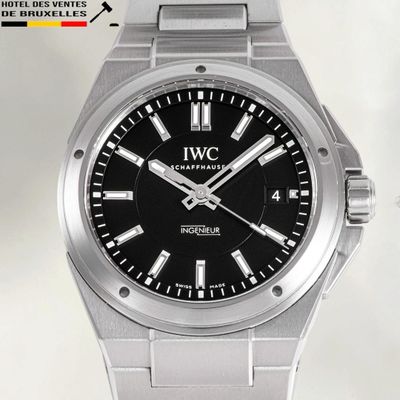 une photo d'une montre-bracelet au cadran noir