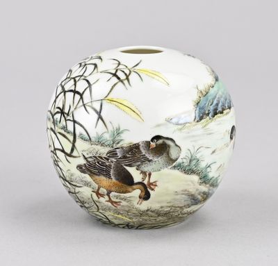 une image représentant un vase sur lequel est peint un oiseau