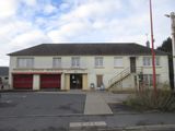 une photo d'un bâtiment avec une caserne de pompiers en arrière-plan