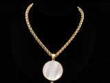 un collier à chaîne en or orné d'un pendentif en nacre blanche