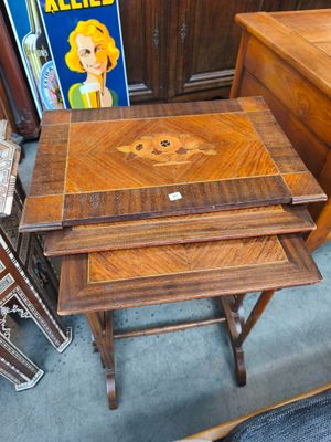 trois tables en bois empilées les unes sur les autres