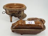une paire de bols en faïence chinoise et un petit bol sur un socle