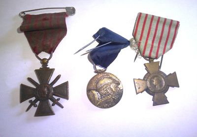 France, lot de trois médailles dont une croix du combattant,…