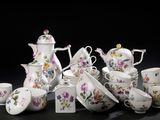 de nombreux types de tasses et soucoupes pour le thé et le café