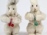 deux peluches qui se tiennent côte à côte