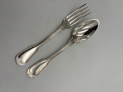 Beau couvert de table en métal argenté, modèle à filets comp…