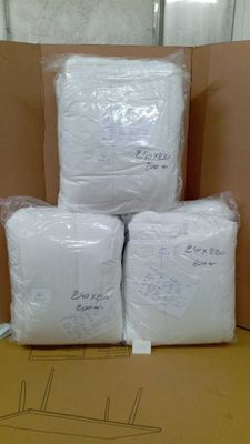 des paquets de papier toilette empilés les uns sur les autres dans une pièce
