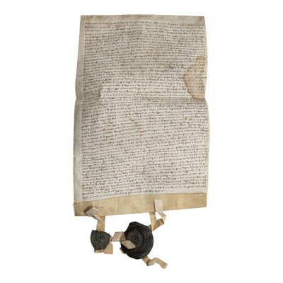 un vieux morceau de papier sur lequel on a écrit, posé sur une table