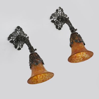 paire d'appliques murales anciennes en forme de cloche, ornées de motifs en filigrane