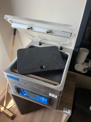 une poubelle posée sur une autre poubelle