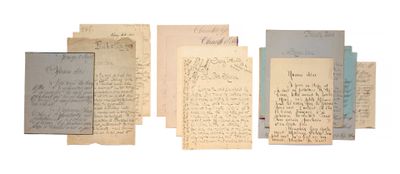 une image représentant un tas de vieux papiers sur lesquels figurent des inscriptions