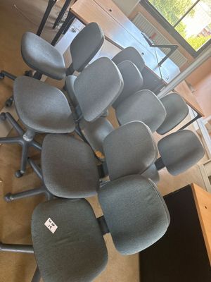 beaucoup de chaises de bureau posées par terre