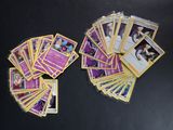 beaucoup de cartes sur la table