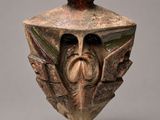 une image représentant un vase sur lequel figure un visage