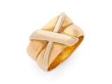 gros plan d'une bague en or sur fond blanc